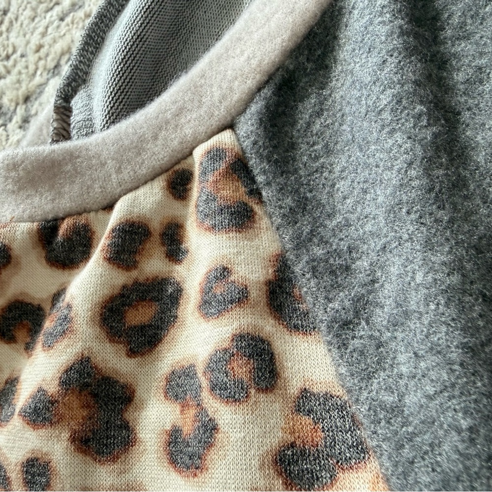 NWOT-Emerald Brand Leopard Sleeve Gray Ombre Raglan Top - Women Sz M - Picture 8 of 10